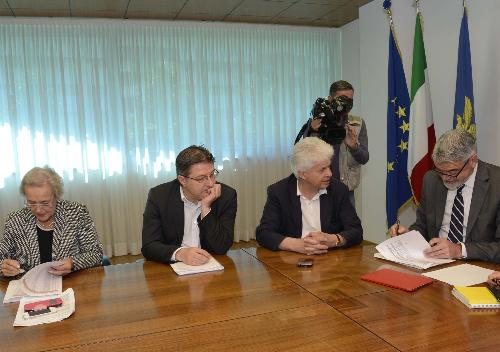 Maria Teresa Bassa Poropat (Presidente Provincia Trieste), Enrico Gherghetta  (Presidente Provincia Gorizia), Claudio Pedrotti (Presidente Provincia Pordenone), Paolo Panontin (Assessore regionale Autonomie locali) alla firma dell'Accordo sul trasferimento di funzioni dalle Province alla Regione - Udine 15/06/2016